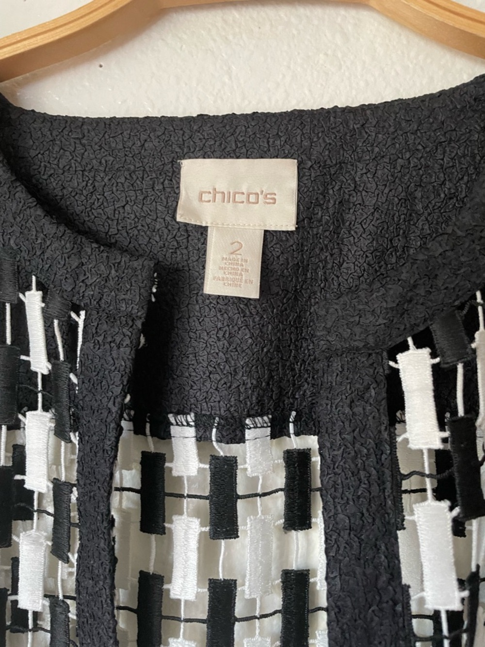 Chico's Black & White Novelty Fabric Mix blazer Sz 2 large - Picture 3 of 3